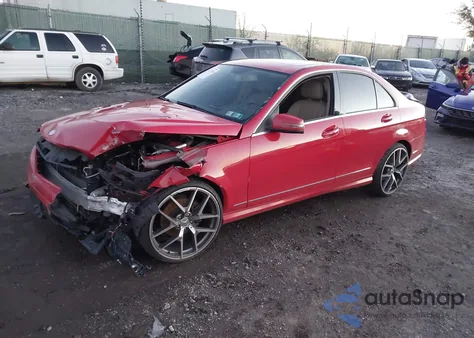 2010 Mercedes-Benz C 300 Sport z USA, uszkodzony, nr VIN WDDGF5EB0AR112028